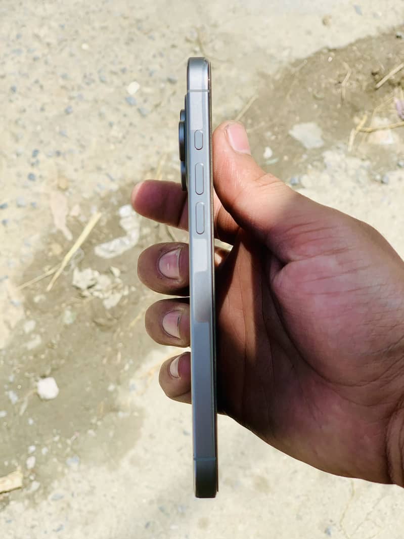 iPhone 16 pro Max 4