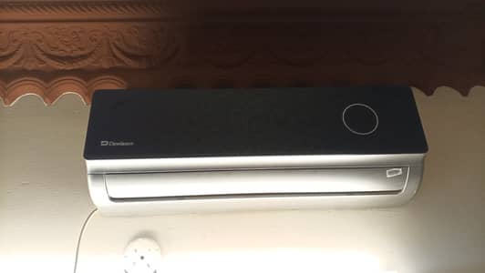 Dawlance 1 ton ac in good condition Sirf gas dalygi baqi all ok good c