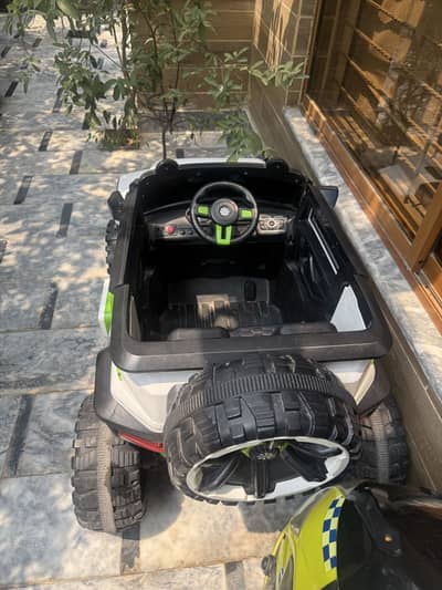 Kids electric jeep in excellent condition stylish and powerful