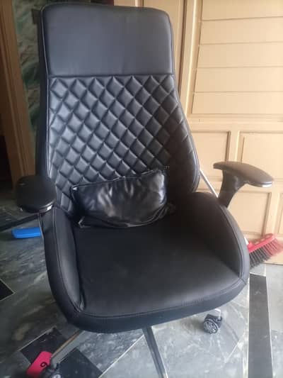 Boss chair For Sale 2 to 3 month use only Look like new