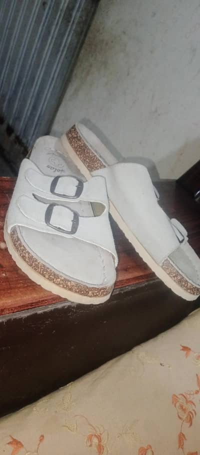 original hai lot ki chappal hai Bahar ki