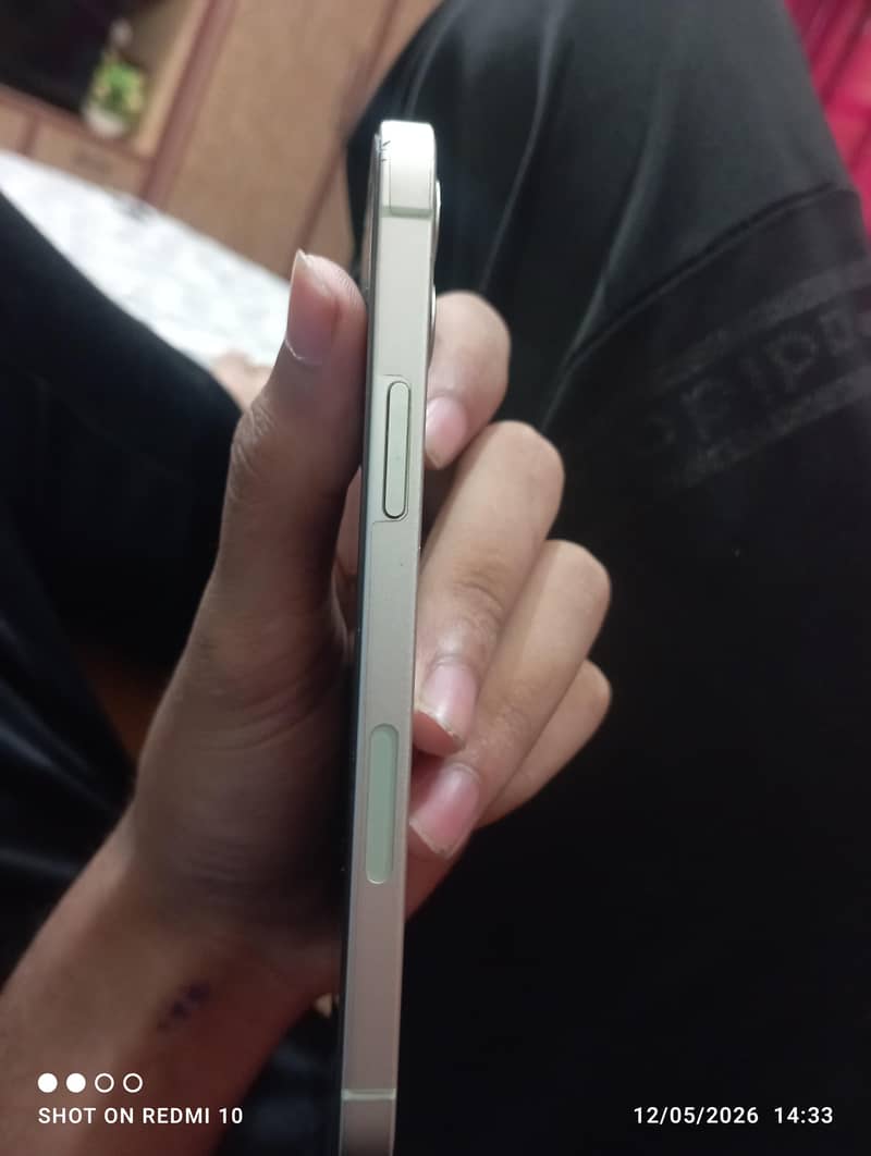 iPhone 12 4