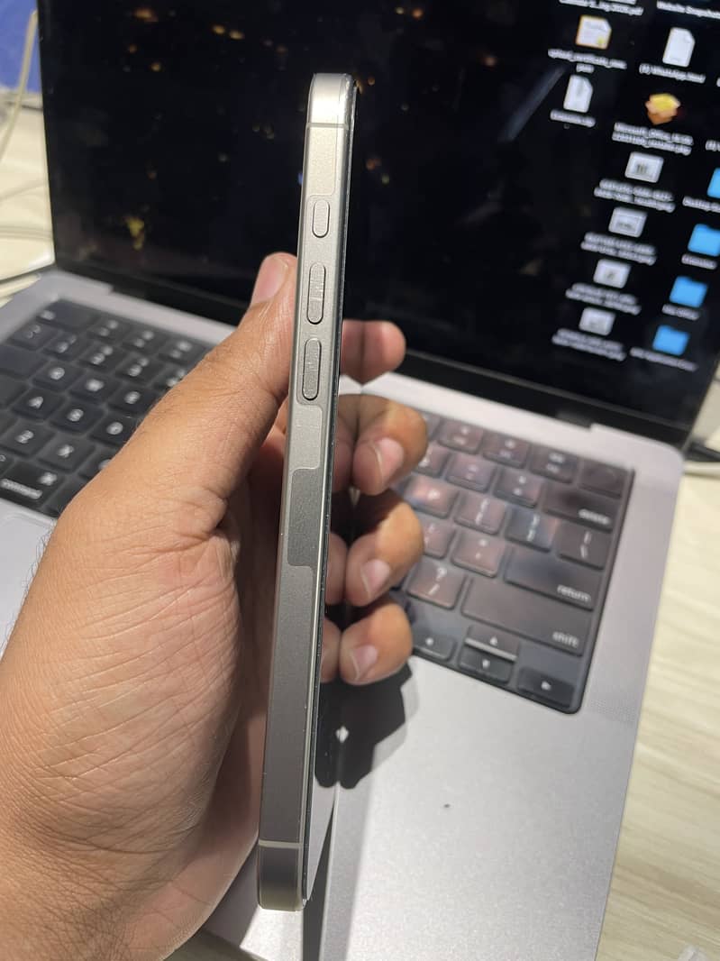 Iphone 16 pro max 3