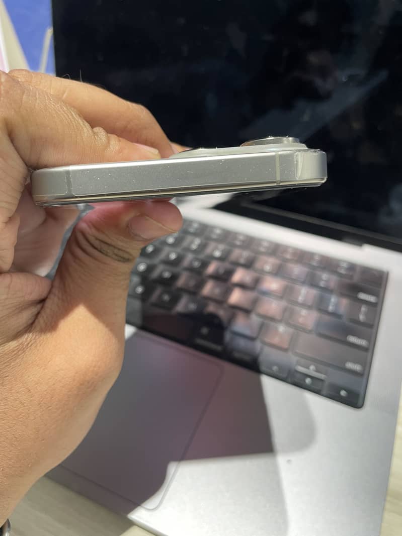 Iphone 16 pro max 4