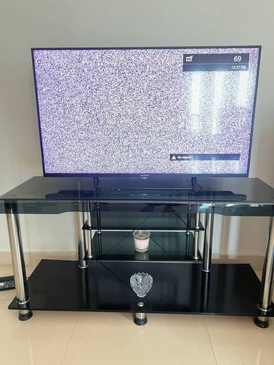smart tv with trollay