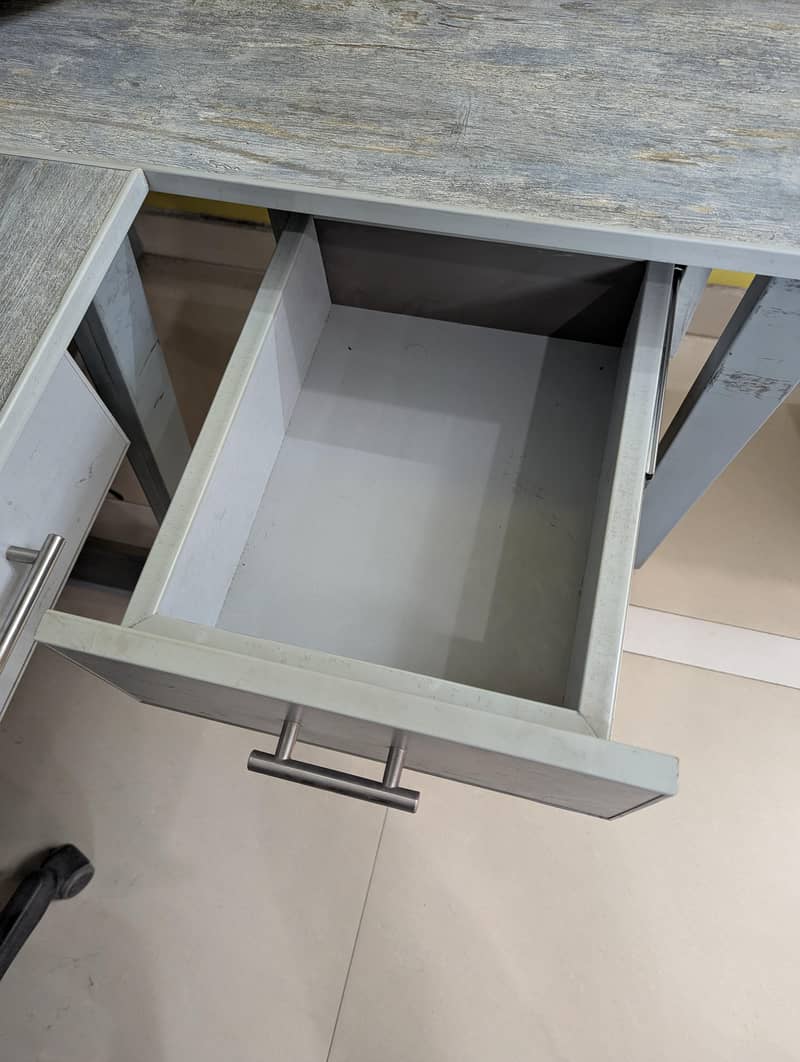 Office Workstations / Tables 1