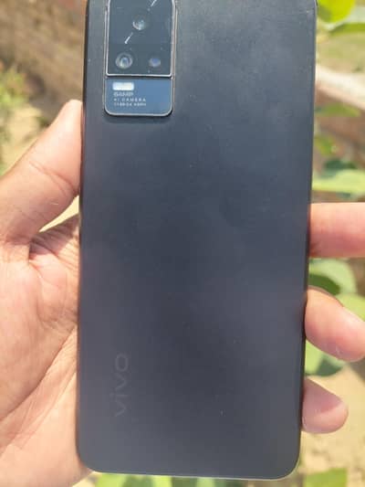 Vivo v21e 8/128 with box charger Urgent sale