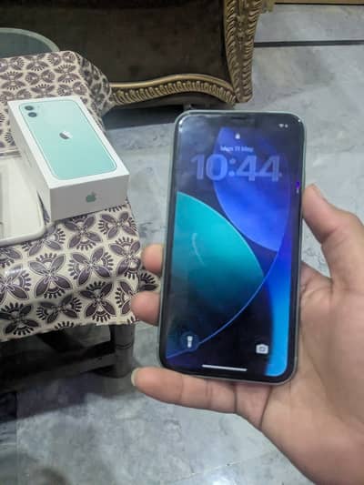 iPhone 11 factory unlock with box water pack 128 gb 10/10