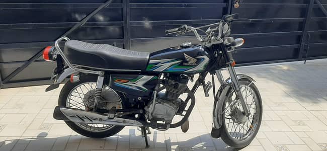 Honda 125, Model 2023, Color Black.