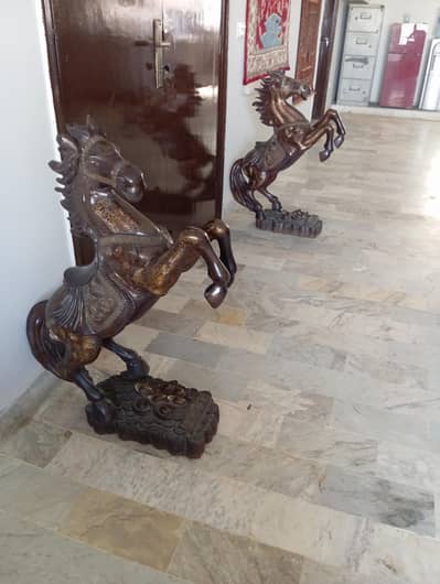 bronze horse statue