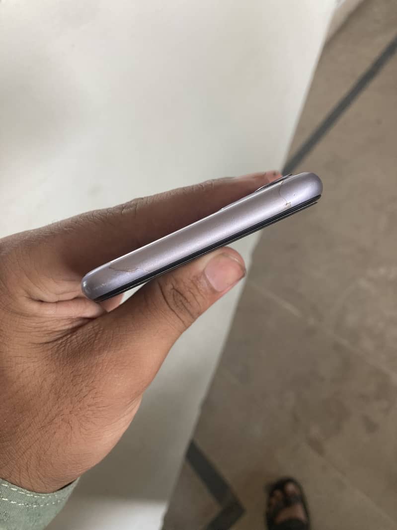 iPhone 11 4