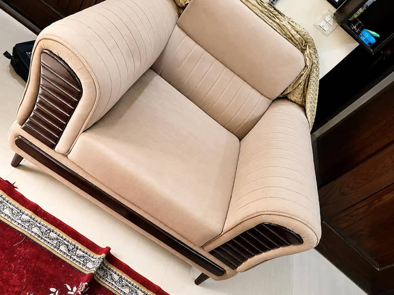 6 seater well maintained comfortable sofas 2