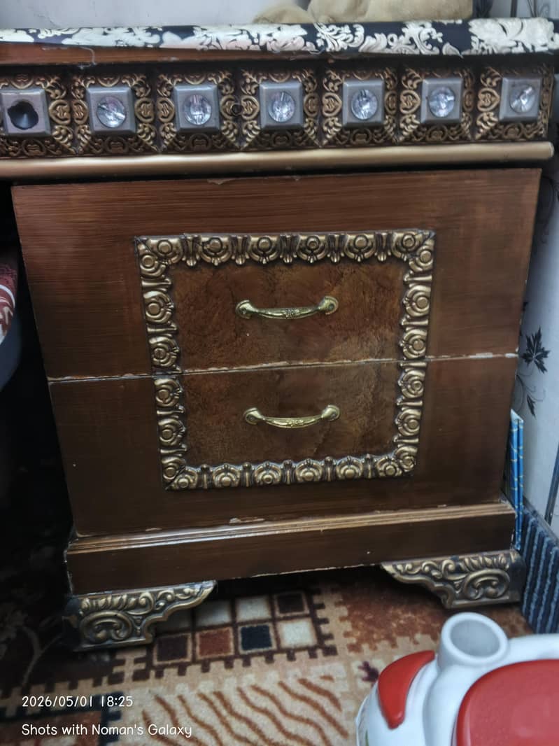 Bed with side tables and dressing table 0