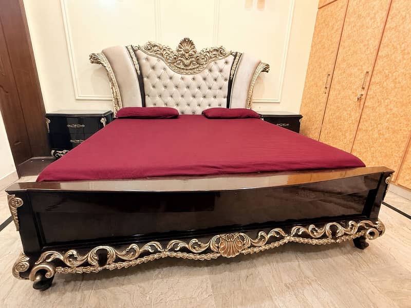 Solid wood king size bed 0