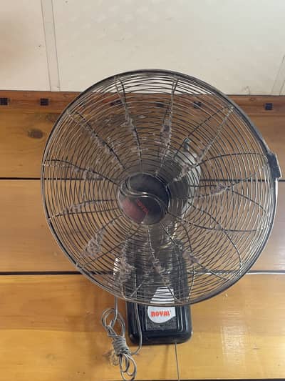 Bracket Fan Almost New 1 year used only