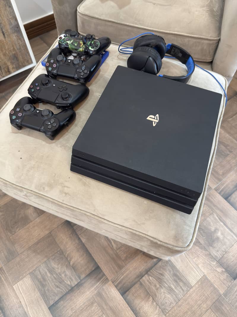 Pristine condition PS4 PRO 1