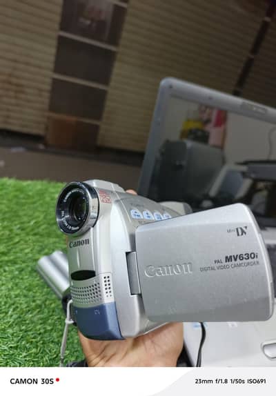 Camon MV630i Compact Silver Mini DV Camcorder 400x digital Zoom UK