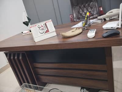 بہترین آفس چئیر اور ٹیبل