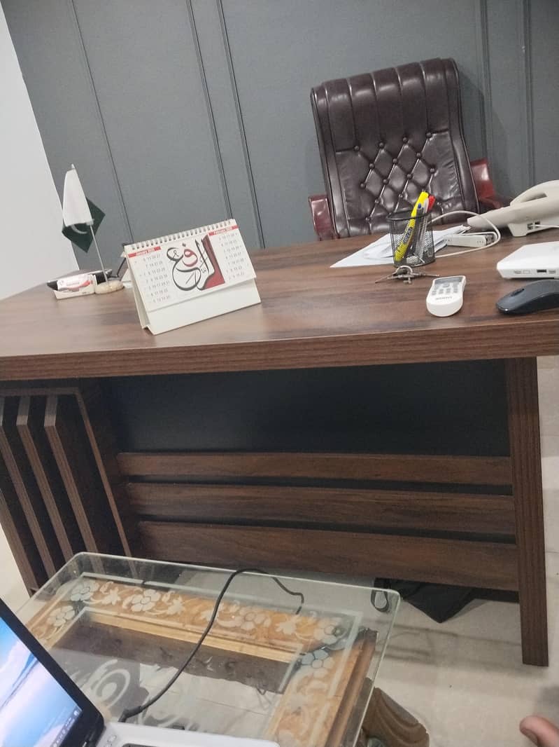 بہترین آفس چئیر اور ٹیبل 1