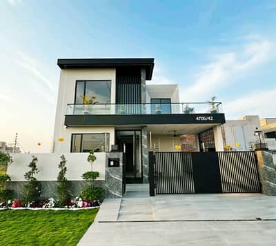 10 MARLA HOUSE ON PRIME LOCATION OR WITH MODERN DESIGN AVAILABLE FOR SALE IN BAHRIA TOWN