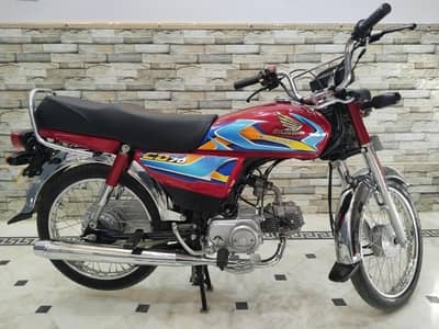 Red Honda CD 70 2026