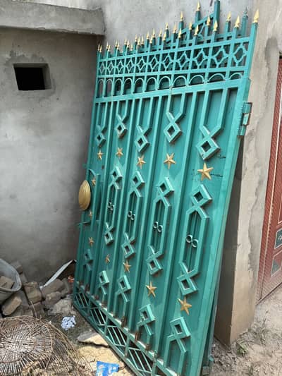 Main iron gate