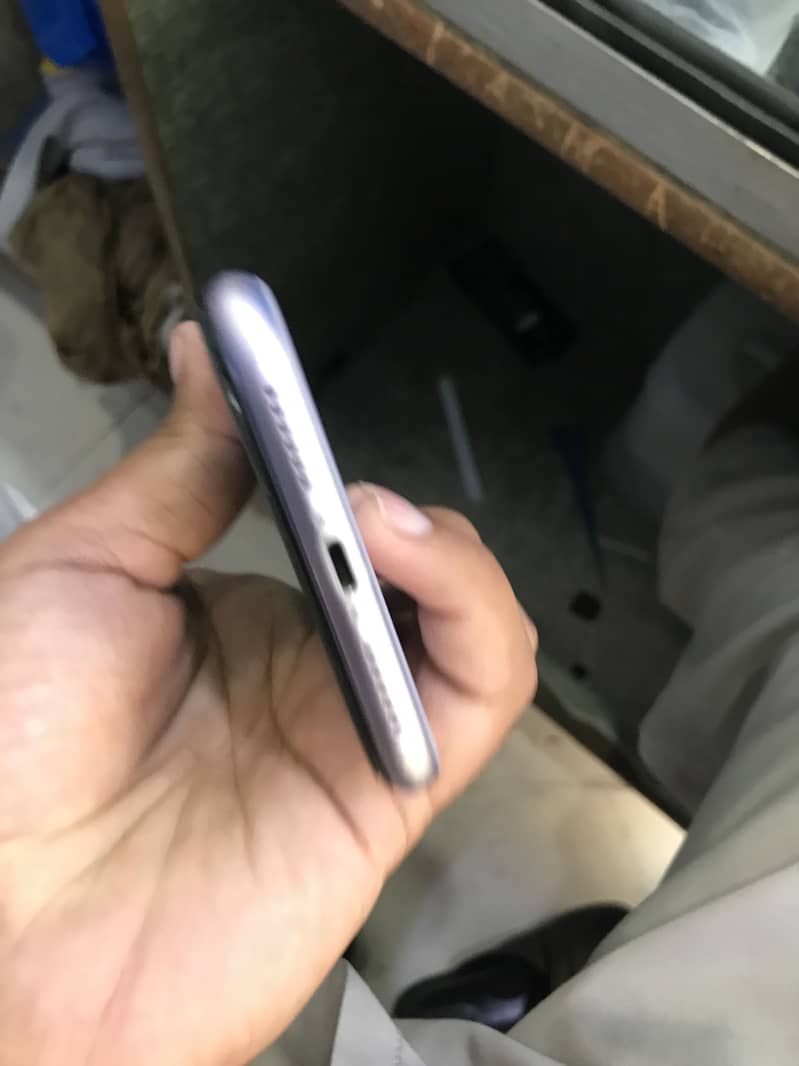iPhone 11 3
