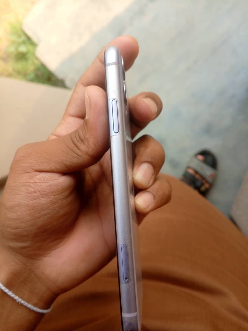 iPhone 11 4