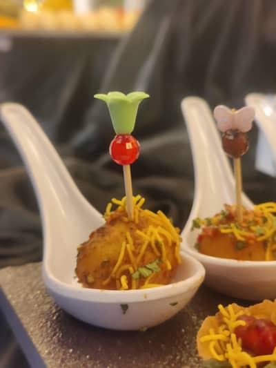 Juice and chana Chaat Banany wala Chahiye