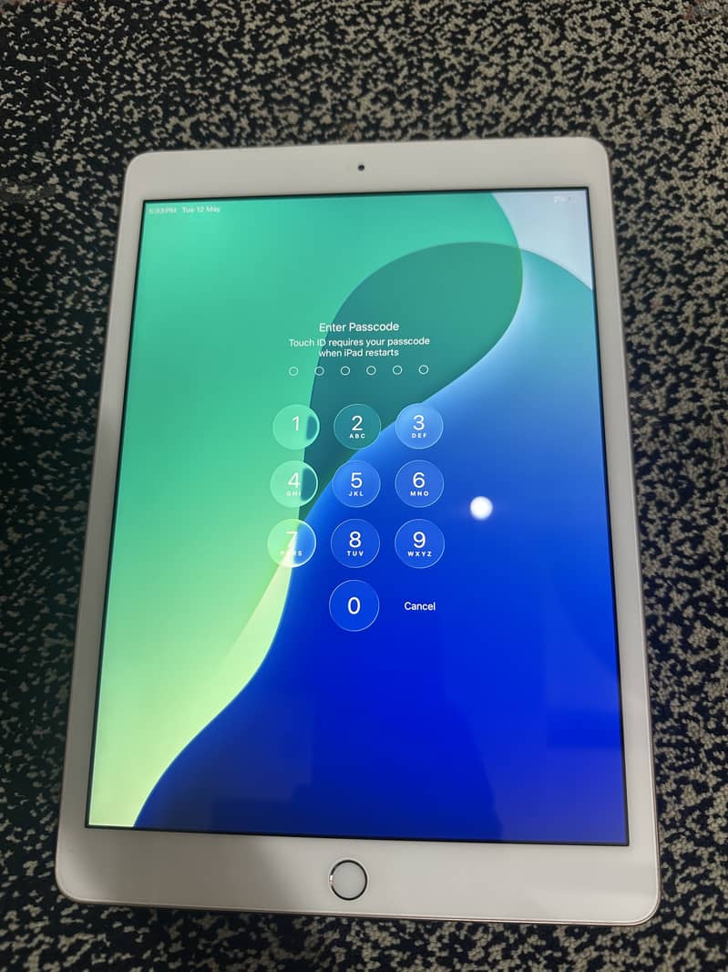 Ipad 8th Generation 10/10 condition with box 2