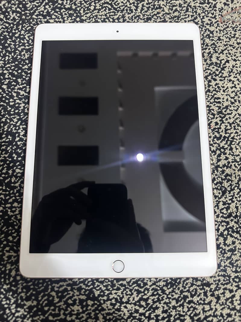 Ipad 8th Generation 10/10 condition with box 3