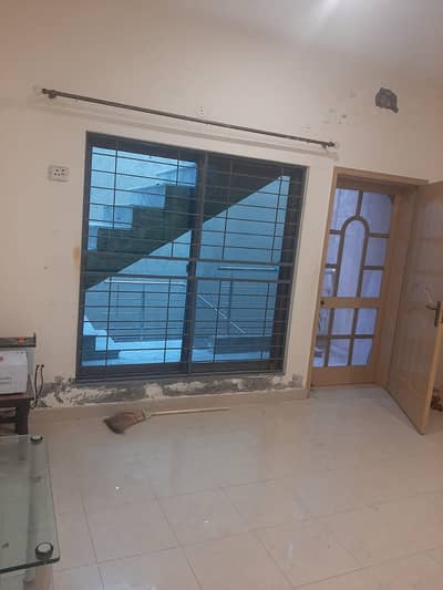 10 Marla Upper Portion in Westwood Colony near Thokar Niaz Baig & Met