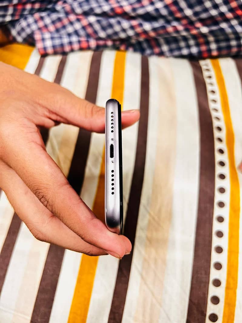 iPhone 11 3