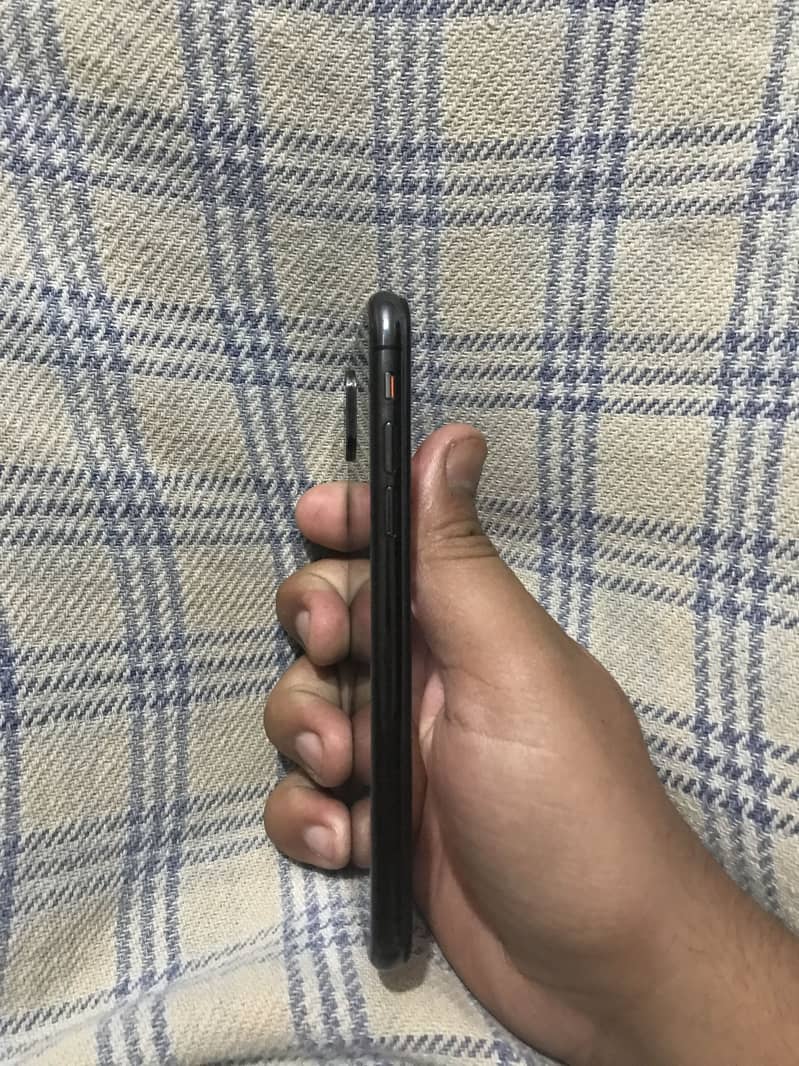 Iphone xs. 2