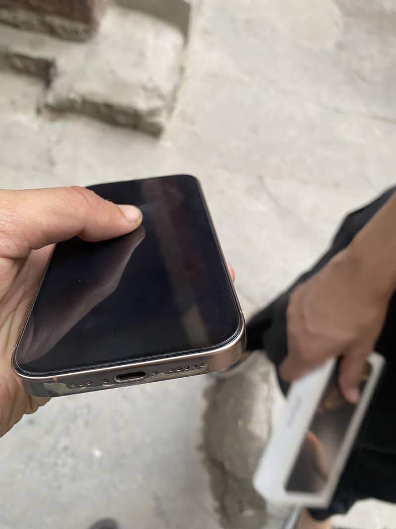 Iphone 16pro. 4