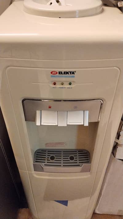 Water dispenser very neat and clean 100% working condition