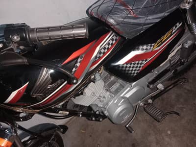 2023 ka num h or Patti 2024 ki h bike bilkul lush condition mai h
