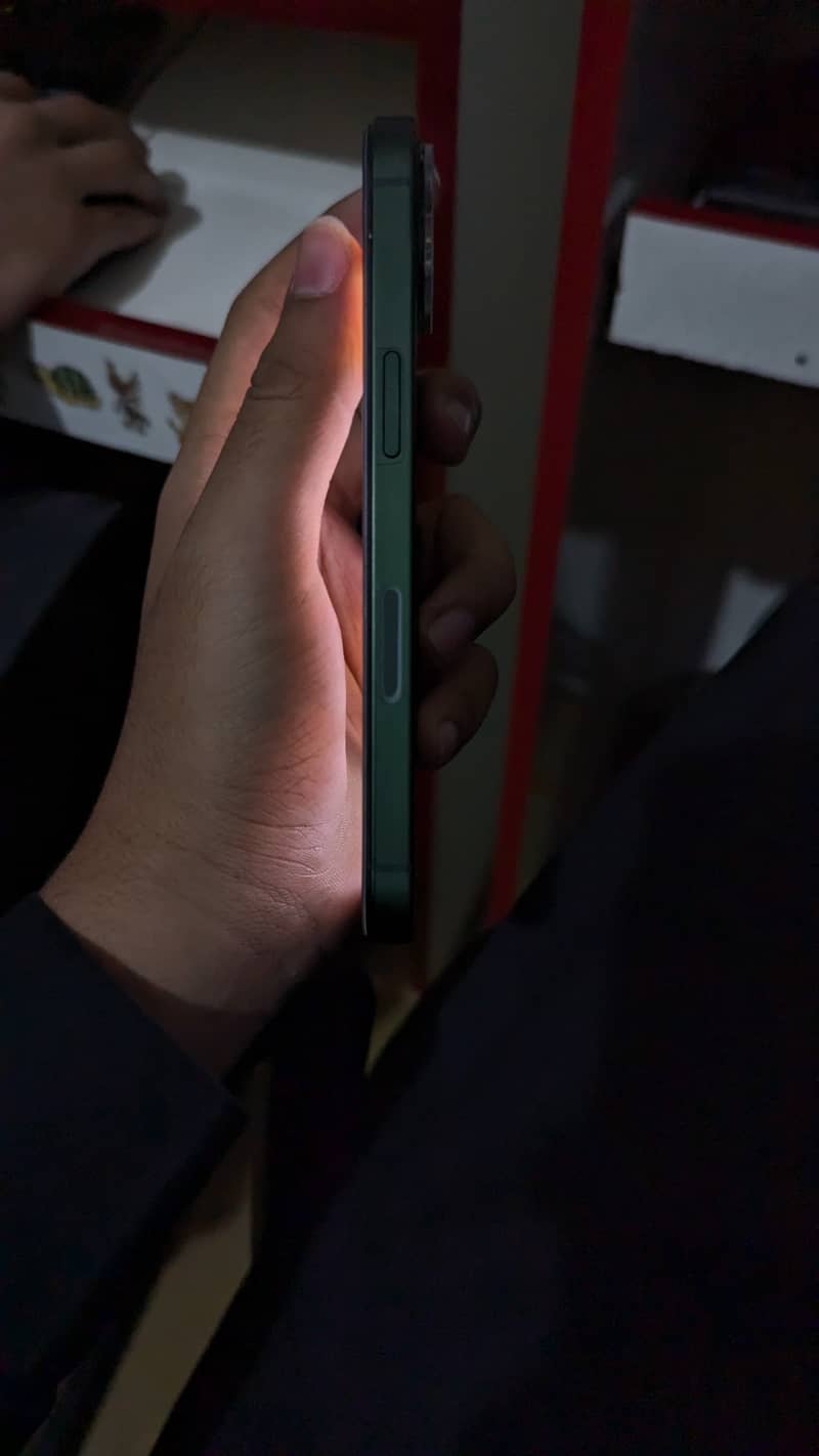 iPhone 13 4