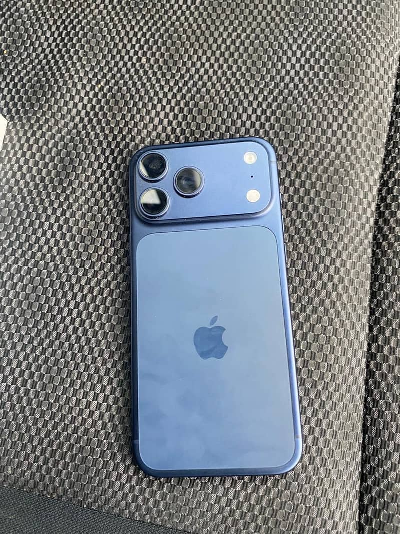 Iphone 17 pro max (sim non active) 7