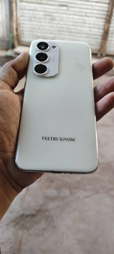 Spark 40 Pro Plus  8+5/256 with Complete box 8 month Worenty available