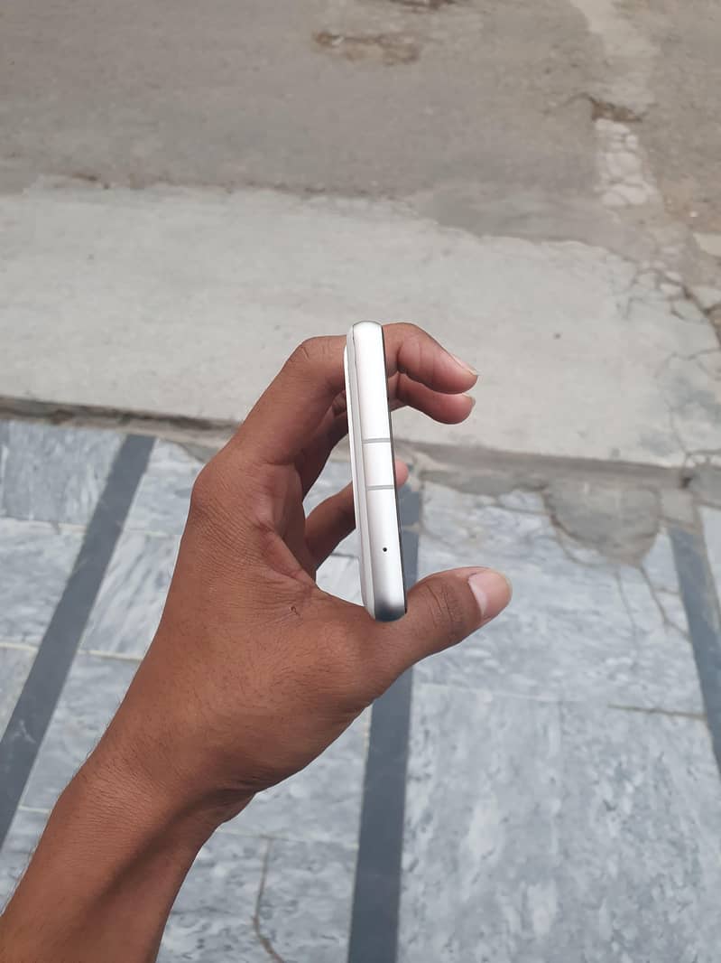 Google pixel 7a 5