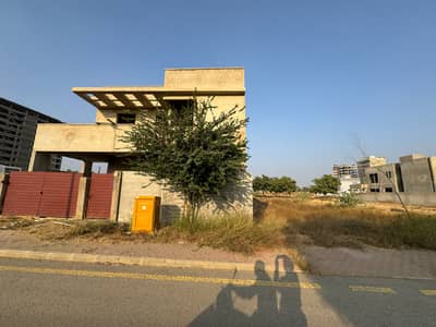 272 Sq Yd Gray Structure Villa #1565 Street-22 Near Park/Bahria Heights Precinct-8! Customize Your Dream Home Architecture! Parks, Mosque, Gallery, Commercial Areas & Amenities Nearby. Perfect Family Build or Smart Investment!