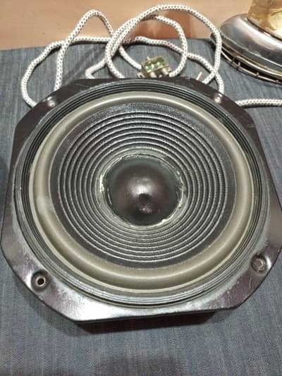 2 speaker hai bahut acha sound hai