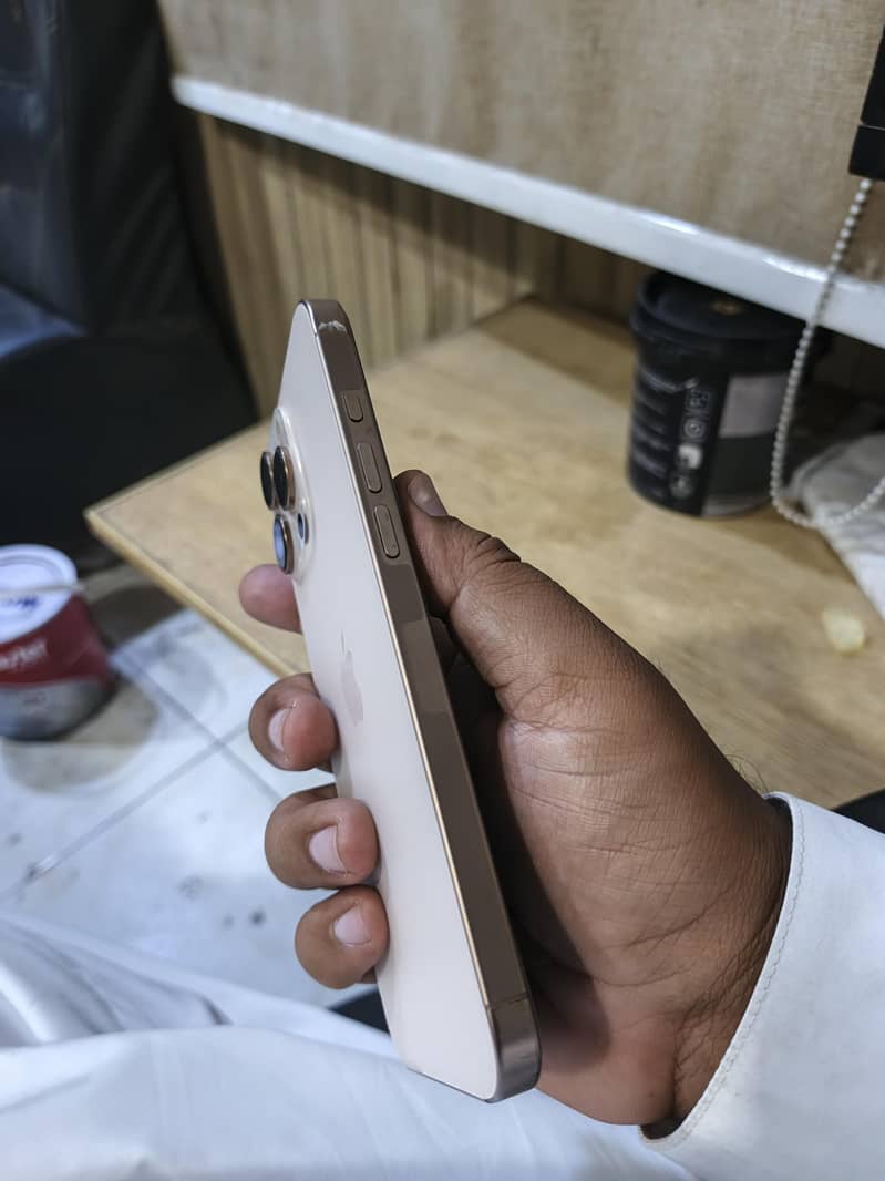 iphone 16 Pro Max 4