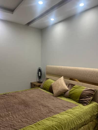 One bedroom apartment available on daily weakly basis in bahria town lahore and also available on short stay like 3/4 hours for couples and families