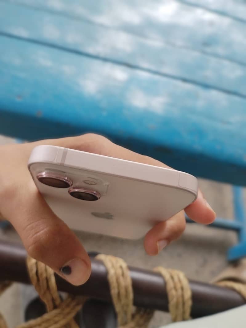 iPhone 13 4