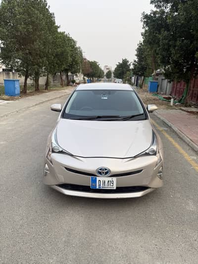 Toyota Prius s touring black room