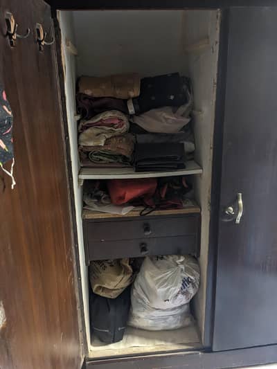 Almari/wardrobe