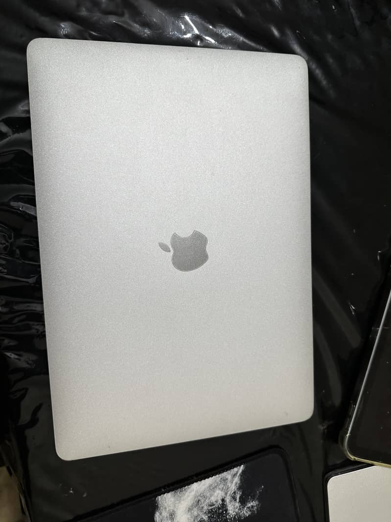 Macbook 17 pro 0