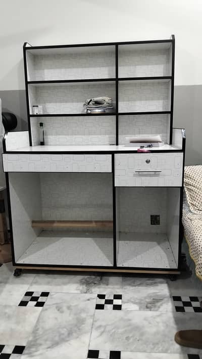 computer with books table
